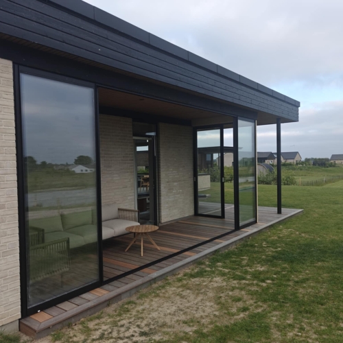 Skydedør udendør åbnet